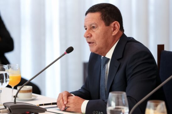 O vice-presidente Hamilton Mourão diz que discorda da possibilidade acúmulo de salários