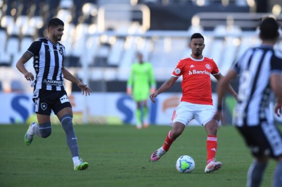 Logo aos quatro minutos do primeiro tempo, Thiago Galhardo, de cabeça, abriu o placar para o Inter