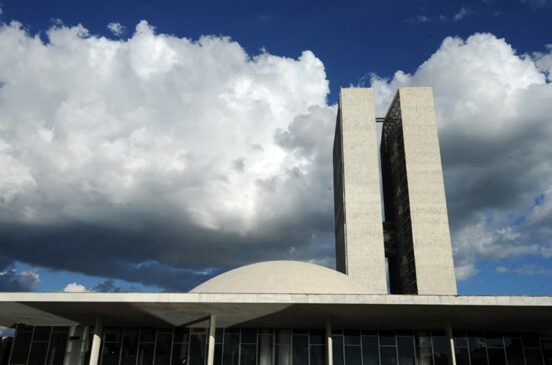 O texto teve origem no Senado, porém passou pela Câmara dos Deputado e foi alterado