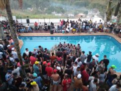 Em uma foto é possível ver dezenas de pessoas em volta de uma piscina, mas testemunhas relataram que a festa tinha centenas de participantes