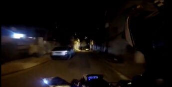 A perseguição teve início quando o policial da Ronda Ostensiva Com Apoio de Motocicletas (Rocam), da PM, recebeu informação de que uma moto havia sido roubada