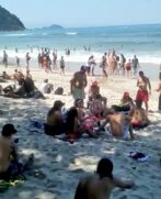 Sem máscaras e aglomerados, frequentadores ameaçam caiçaras