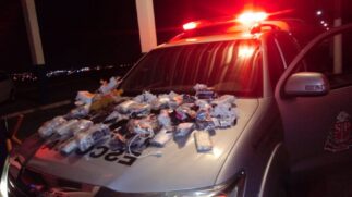 Os homens fugiram e abandonaram duas mochilas com os objetos, fones de ouvidos e carregadores de celular, segundo a secretaria
