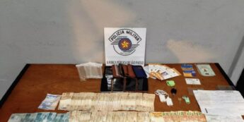 Os policiais apreenderam mais de R$ 9,6 mil, celulares, capinhas e películas; uma vítima recuperou R$ 3 mil