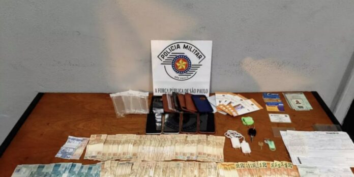 Os policiais apreenderam mais de R$ 9,6 mil, celulares, capinhas e películas; uma vítima recuperou R$ 3 mil