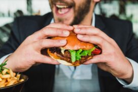 Entre os períodos 2008/2009 e 2017/2018, sanduíches e pizzas tiveram um aumento no consumo de 10,5% para 17%