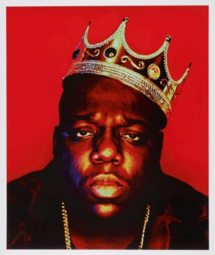 A coroa, assinada por Notorious B.I.G., foi usada pelo cantor em uma icônica sessão de fotos, três dias antes dele morrer, em 1997