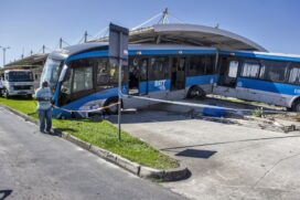 Um ônibus do BRT invadiu uma estação, no Corredor Transoeste, na Barra da Tijuca, zona oeste do Rio, após desviar de viatura