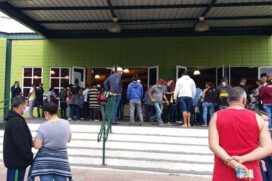 A reabertura do Poupatempo de Taboão da Serra, na Grande São Paulo, gerou aglomeração; local estava fechado desde março