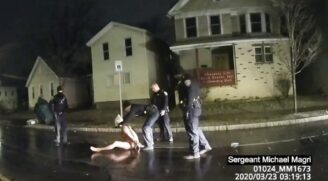 As imagens divulgadas mostram que homem estava nu, cooperando com os policiais e aceitou as ordens de ficar no chão