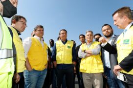 Jair Bolsonaro durante visita às obras de recuperação da pista principal do Aeroporto de Congonhas