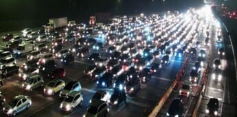 Quem desceu a Serra na noite desta sexta-feira (4) enfrentou vários quilômetros de congestionamento