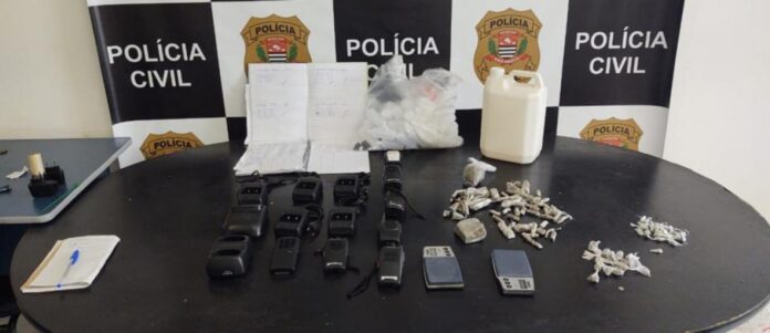 Em revista nos cômodos do imóvel, foram encontrados 314 gramas de drogas, sendo 69 porções de maconha (uma porção a granel) e 31 porções de crack, além de 01 galão contendo lança-perfume
