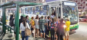 Diminuição da frota de ônibus gera aglomeração já nos pontos e 'empurra empurra' da calçada se transfere para dentro dos transportes