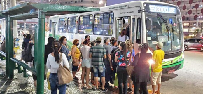 Diminuição da frota de ônibus gera aglomeração já nos pontos e 'empurra empurra' da calçada se transfere para dentro dos transportes