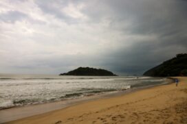 A Praia Branca fica na reserva ambiental da Serra do Guararú, em Guarujá