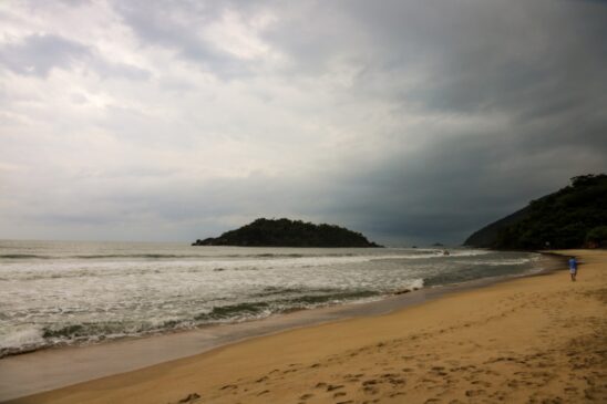 A Praia Branca fica na reserva ambiental da Serra do Guararú, em Guarujá
