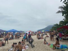Turistas lotaram a praia de Maresias, em São Sebastião