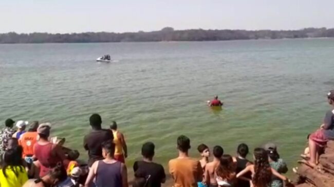 A represa estava cheia de banhistas e pescadores