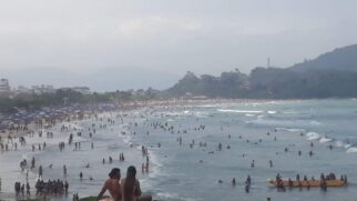 Praias do Litoral Norte ficaram lotadas durante o feriadão