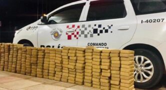Os policiais apreenderam dois celulares, uma mochila com o GPS da aeronave e R$ 1.200 e cerca de 255 quilos de cocaína