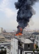 De acordo com informações iniciais, o incêndio começou na zona franca do porto