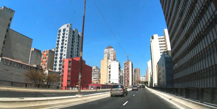 Elevado João Goulart, conhecido como Minhocão, une a zona oeste ao centro da Capital; eleitores podem escolher futuro do local