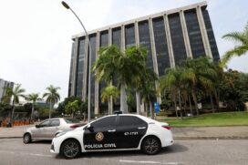 Viatura da Polícia CIvil em frente à Sede Administrativa da Prefeitura do Rio de Janeiro, na manhã desta quinta-feira