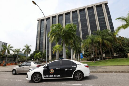 Viatura da Polícia CIvil em frente à Sede Administrativa da Prefeitura do Rio de Janeiro, na manhã desta quinta-feira