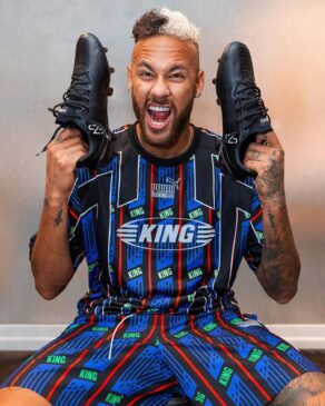 Neymar com produtos da marca