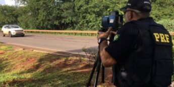 Os radares portáteis deverão ser operados manualmente ou ficar apoiados em um suporte