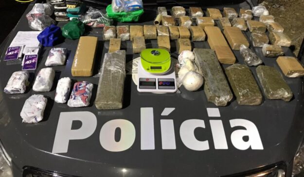 Foram apreendidos 39 tijolos de maconha, 5 porções de cocaína, duas balanças digitais e 35 celulares