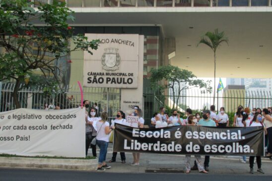 Professores de escolas privadas fazem manifestação em frente à Câmera de Vereadores