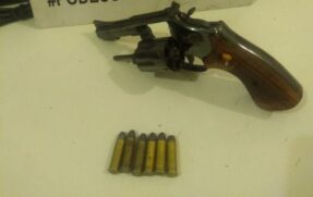 Arma foi apreendida com seis munições