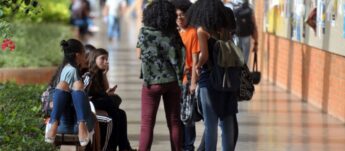 O pedido de aditamento é feito inicialmente pelas instituições de ensino e, em seguida, os estudantes devem validar as informações