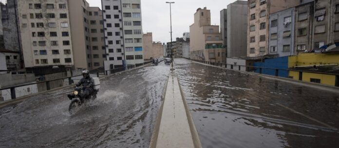 Alagamento viaduto Costa e Silva, o Minhocão