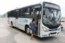 Idosos precisam abaixar a máscara para entrarem no ônibus da Praiamar