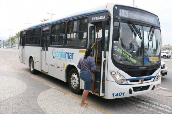 Idosos precisam abaixar a máscara para entrarem no ônibus da Praiamar
