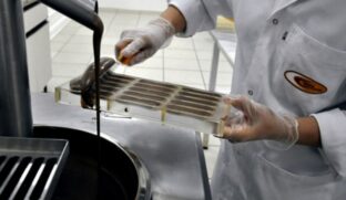 Workshop de brigadeiro gourmet com o objetivo de geração de renda para a população feminina da região. 