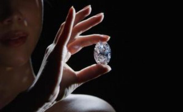 ENTITY_quot_ENTITYO diamante de 102,39 quilates é perfeito de acordo com todos os critérios críticosENTITY_quot_ENTITY, diz em sua página a casa de leilões