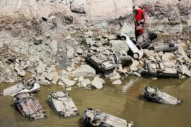 Carros encontrados em represa de Salto de Pirapora, no Interior