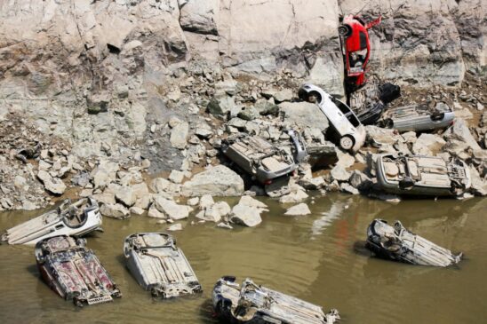 Carros encontrados em represa de Salto de Pirapora, no Interior