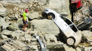 Carros encontrados em lago de pedreira de Salto de Pirapora após nível da água baixar