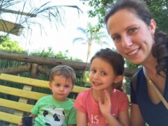 A psicóloga Flávia Savoia, 36 anos, e seu filhos Eduardo e Helena