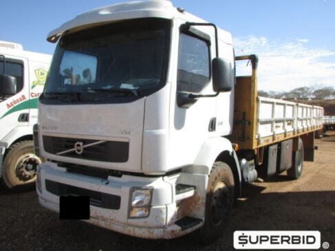 Um caminhão carga seca Volvo Vm 310, ano 2009, modelo 2010, pode ser adquirido a partir de RS 65 mil