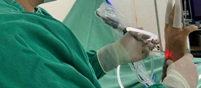 A artroscopia inicialmente foi praticada em joelho e ombro, e mais recentemente em tornozelo e punho