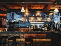 Anteriormente, restaurantes, bares e lanchonetes podiam abrir apenas até as 23h