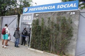 Movimentação agência do INSS da Lapa, zona oeste da Capital; em São Paulo agências seguiam sem peritos nesta segunda-feira