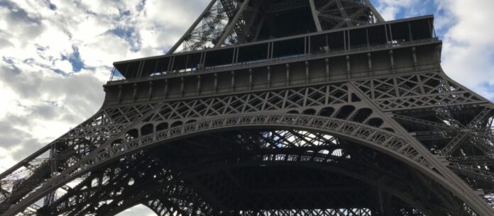 Um dos mais famosos pontos turísticos do mundo, a torre Eiffel foi esvaziada no início da tarde deste sábado