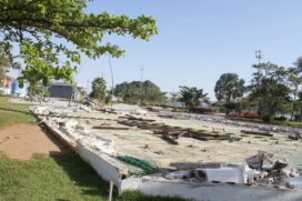 Obras vão sendo adiadas e munícipes permanecem sem o equipamento esportivo e de lazer